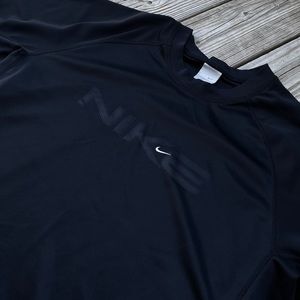 Vintage Early 2k Nike T-shirt Black and White